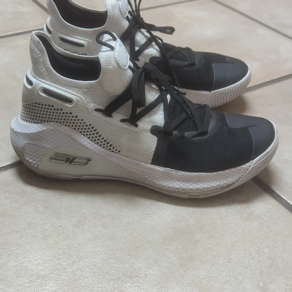 🎉HP🎉 Under Armour Curry 4's Size 7 Youth Black White Basketball Shoes - Picture 1 of 6